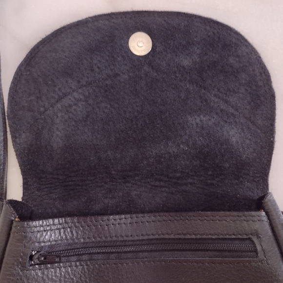 Black, 100% Leather, Cross Over, Fringe, Flap, Magnetic Closure, Silver Hardware - Picture 6 of 12